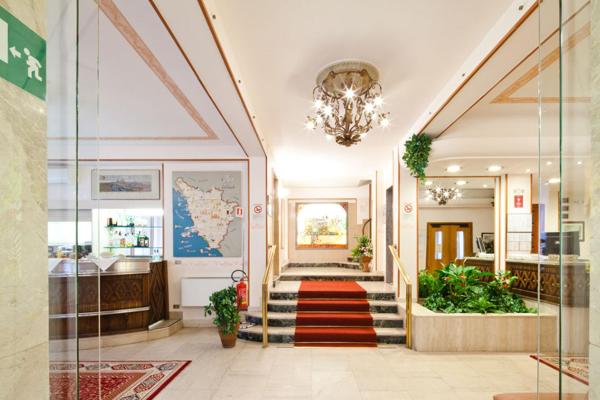 The photo shows the Hotel Terminus & Plaza located in the city of Pisa.