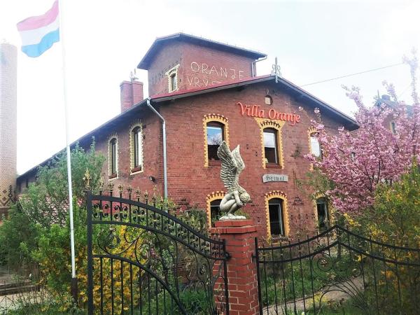 Auf dem Foto ist das Objekt Villa Oranje in der Stadt Bolków zu sehen.