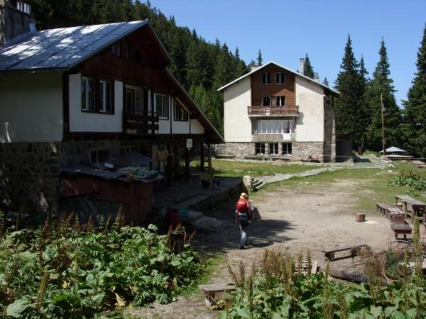 The photo shows the хижа 