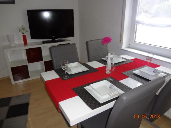 На фото показан объект 2 Zimmer Apartment am Europapark - auf Wunsch klimatisiert für 10,-Aufpreis pro Nacht, расположенный в городе Руст.