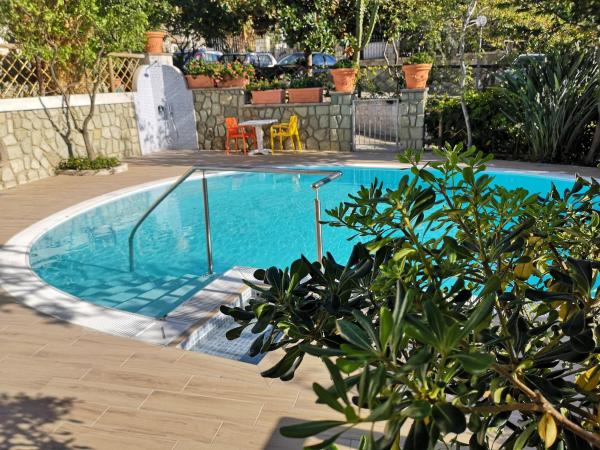 A la foto es pot veure Aparthotel Villa Marinù que es troba a la ciutat de Ischia.