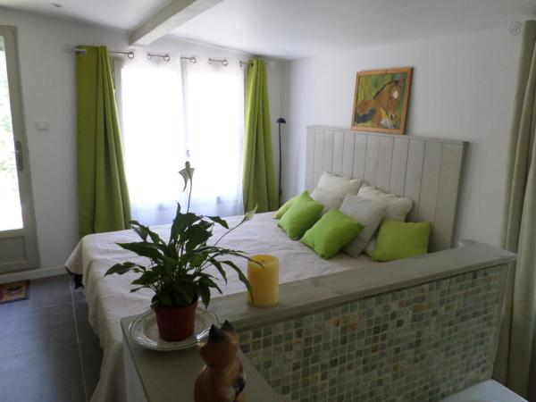 Na zdjęciu widoczny jest obiekt Chambre d'Hôte - Mas Le Barret położony w mieście Arles.
