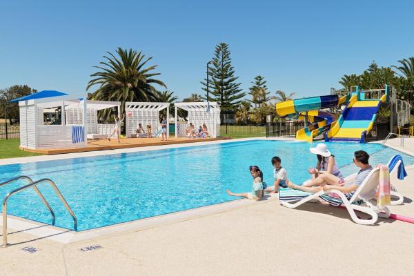 A la foto es mostra l'objecte The Retreat West Beach Parks situat a la ciutat de Adelaide.