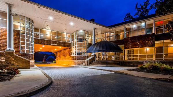 写真にはLagrangeville市にあるBest Western Plus The Inn & Suites at the Fallsが写っています。
