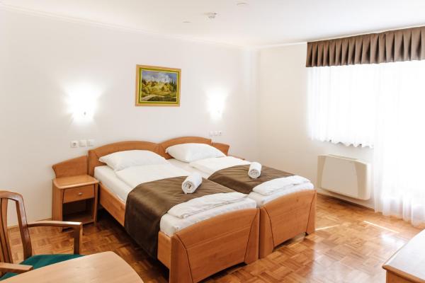 Dvoulůžkový pokoj s manželskou postelí — 13 m² - Rooms Reaktiv