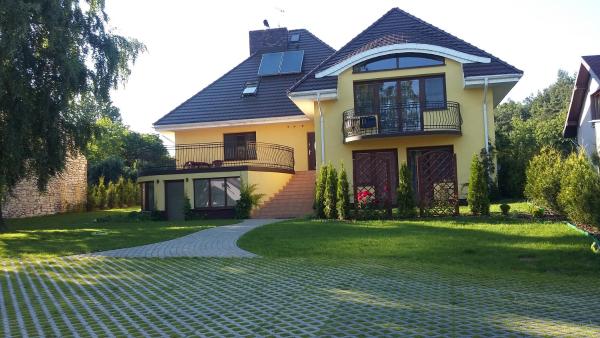 Na zdjęciu widoczny jest obiekt Villa Jura Pokoje Gościnne położony w mieście Ponik.