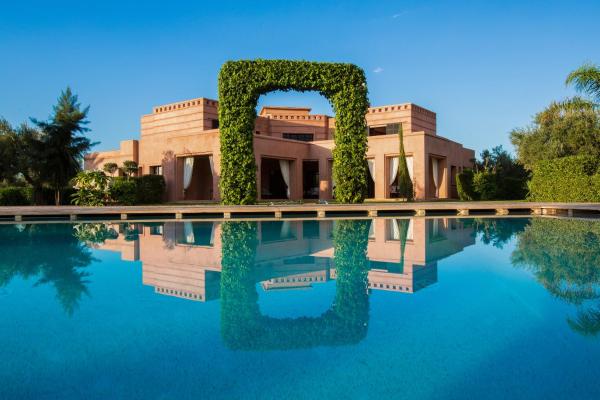 Na fotografii je vidět objekt Villa Koutoubia, jardin luxuriant, piscine et spa nacházející se ve městě Azib Oulad Lâdem.