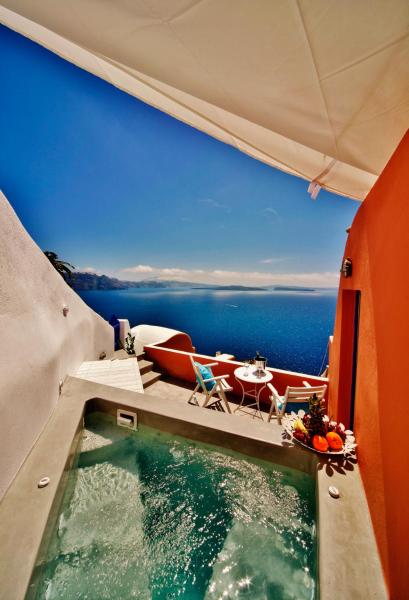 På billedet ses objektet Chroma Suites beliggende i byen Oia.