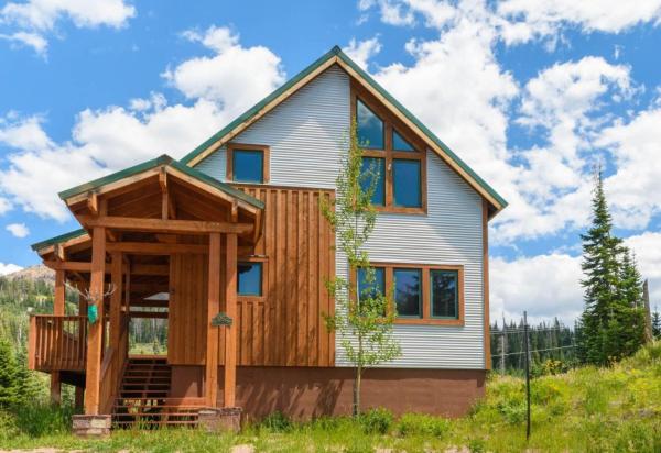 A la foto es mostra l'objecte Bristlecone Cabin situat a la ciutat de Brian Head.
