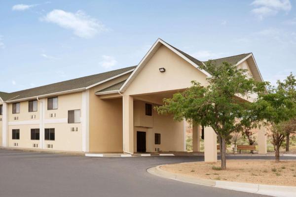 På billedet ses objektet Travelodge by Wyndham Belen beliggende i byen Belen.