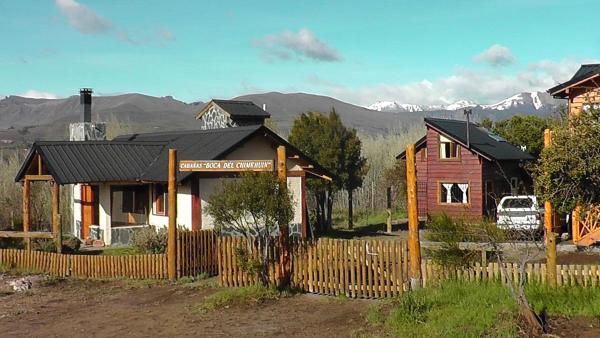 En la foto se muestra el objeto Cabañas Boca del Chimehuín ubicado en la ciudad de Junín de los Andes.