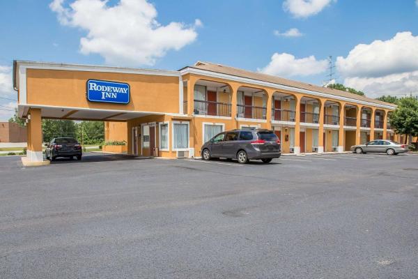 A la foto es mostra l'objecte Rodeway Inn situat a la ciutat de Clinton.
