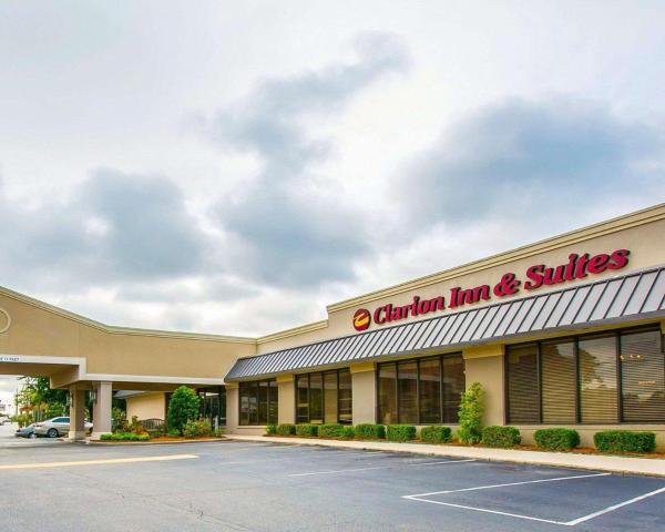 På billedet ses objektet Clarion Inn & Suites Dothan South beliggende i byen Dothan.