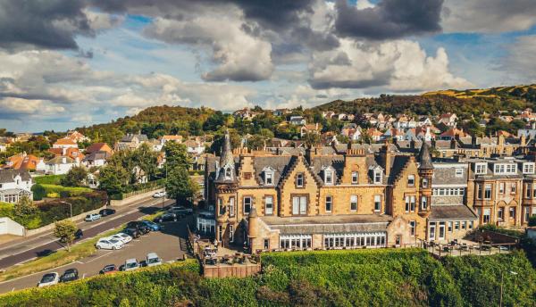 A la foto es mostra l'objecte Braid Hills Hotel situat a la ciutat de Edimburg.