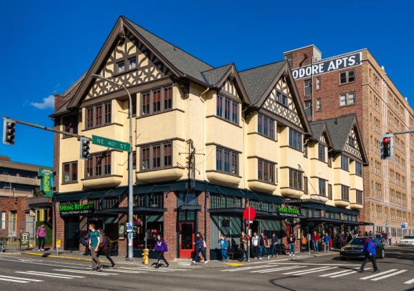 The photo shows the College Inn Hotel located in the city of Seattle.