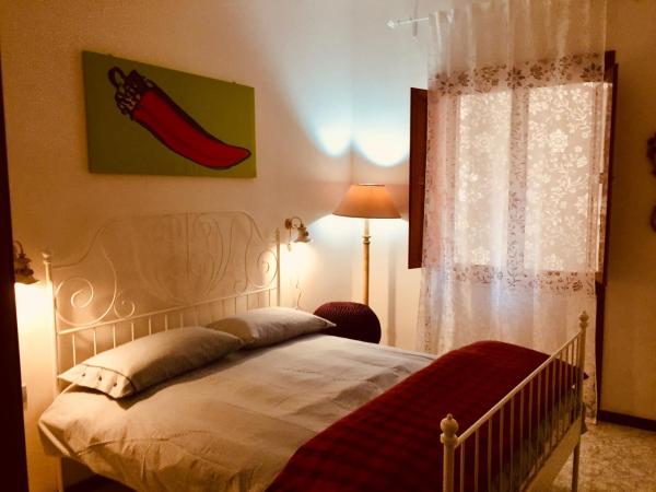 Na foto é possível ver o objeto Casa Gamilia localizado na cidade de Naples.