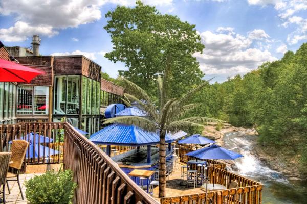 Na fotografii je vidět objekt The Woodlands Inn nacházející se ve městě Pittston.