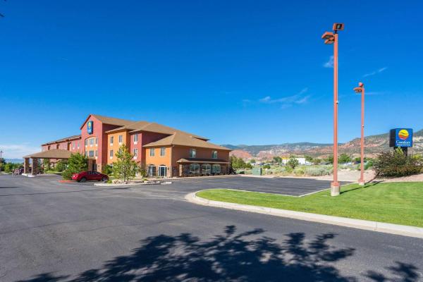 Na zdjęciu widoczny jest obiekt Comfort Inn & Suites położony w mieście Cedar City.