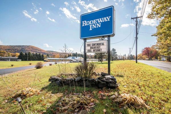 Na zdjęciu widoczny jest obiekt Rodeway Inn Bellows Falls położony w mieście Westminster.