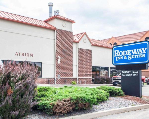 Na zdjęciu widoczny jest obiekt Rodeway Inn & Suites Milwaukee Airport położony w mieście Greendale.