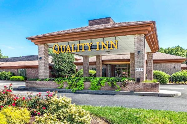 写真にはイーストン市にあるQuality Inn Eastonが写っています。