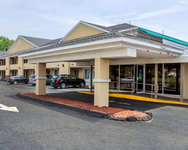 Na fotografii je vidět objekt Quality Inn Waterbury East nacházející se ve městě Naugatuck.