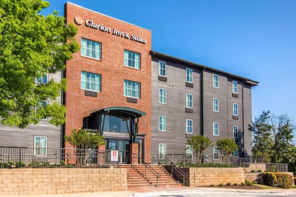 The photo shows the Clarion Inn & Suites Atlanta Downtown located in the city of Atlanta.