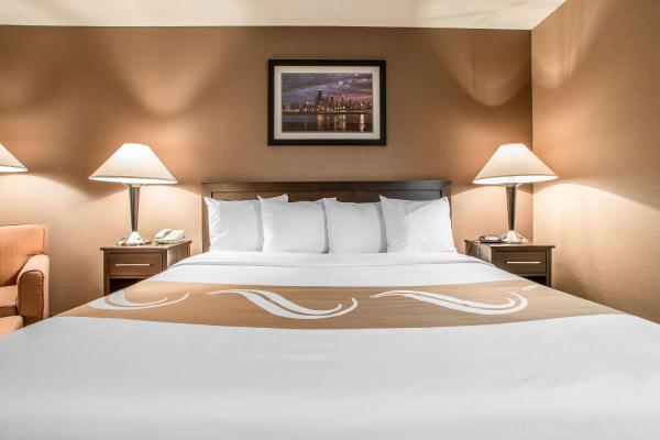 A la foto es mostra l'objecte Quality Inn Elgin I-90 situat a la ciutat de Hampshire.