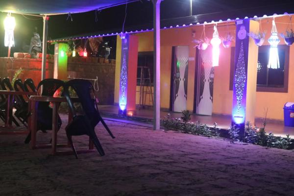 Na fotografii je vidět objekt Athaang Beach Resort nacházející se ve městě Malvan.