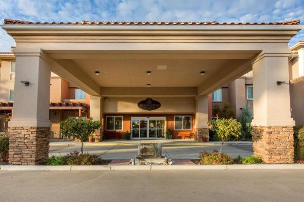A la foto es mostra l'objecte The Oaks Hotel & Suites situat a la ciutat de Paso Robles.