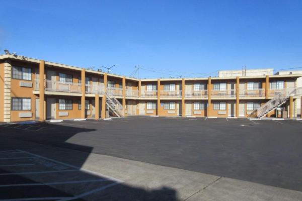 写真にはEl Sobrante市にあるRodeway Innが写っています。