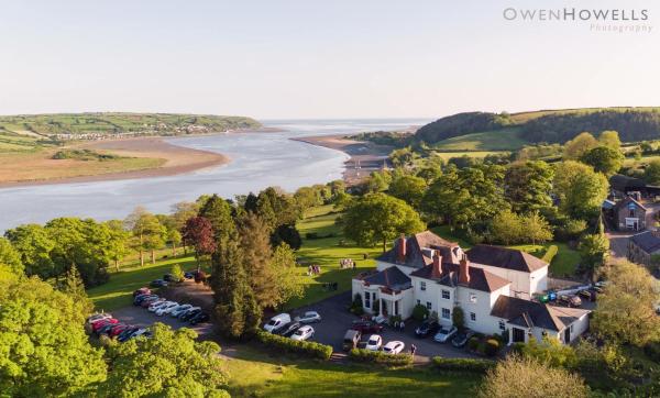 A la foto es mostra l'objecte Mansion House Llansteffan situat a la ciutat de Llangain.
