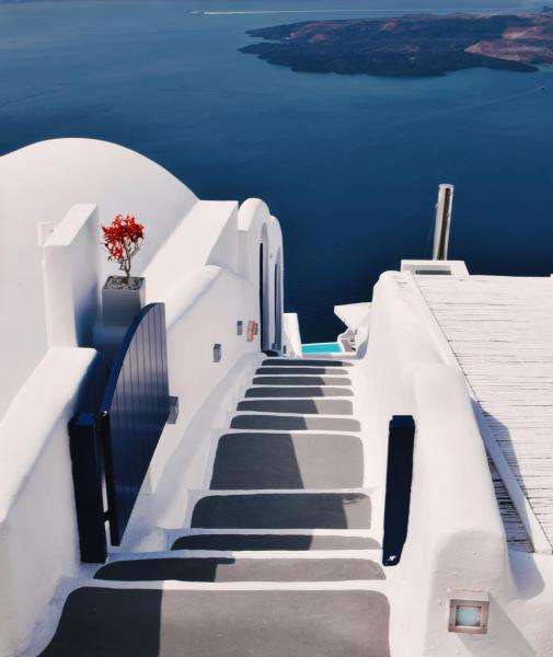 A la foto es mostra l'objecte Katikies Chromata Santorini - The Leading Hotels of the World situat a la ciutat de Imerovigli.