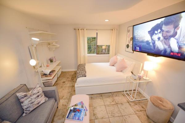 På billedet ses objektet Newly Renovated Whistler Studio beliggende i byen Whistler.