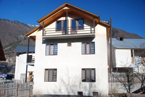 A la foto es mostra l'objecte New Seti Guest House situat a la ciutat de Mestia.