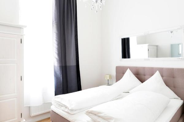 SC 03 by ROCKCHAIR Apartments l SUPERHOST Status l 2 Bedrooms Boxspringbeds Balcony Elevator - Cozy Family & Business Flair welcomes you!, Berlin
