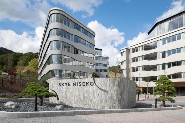 Na zdjęciu widoczny jest obiekt Skye Niseko położony w mieście Kutchan.