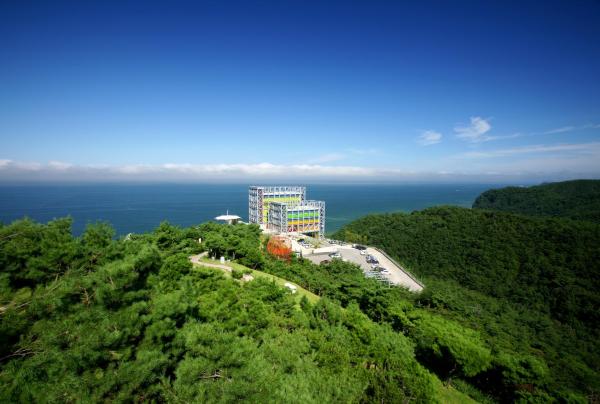 A la foto es mostra l'objecte Haslla Art World Museum Hotel situat a la ciutat de Kosŏng-dong.