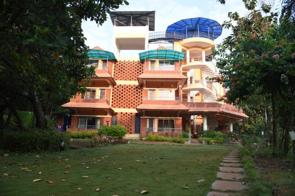 The photo shows the Shree Ramkrishna Anandvan located in the city of Ukshi.