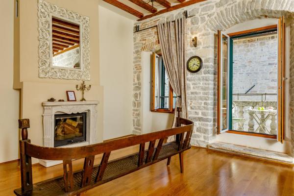 På billedet ses objektet Karampana apartment beliggende i byen Kotor.