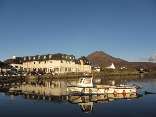 På billedet ses objektet Dunollie Hotel ‘A Bespoke Hotel’ beliggende i byen Broadford.