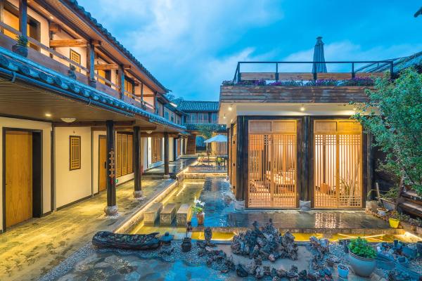 Na foto é possível ver o objeto Dali Shaxi Qing Jing Courtyard localizado na cidade de Niujie.