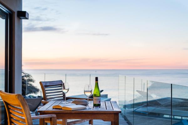 The photo shows the Lions Eye Luxury Apartments located in the city of Cape Town.