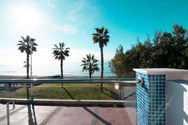 Na zdjęciu widoczny jest obiekt Letmalaga Cremades Beach położony w mieście Malaga.