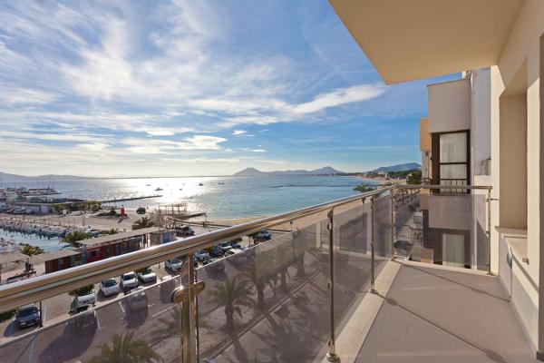 写真にはポリェンサ市にあるPenthouse Frontline Apartment Next to Beachが写っています。