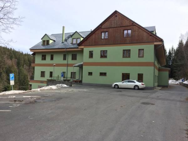 Na zdjęciu widoczny jest obiekt Apartmány Karlov pod Pradědem położony w mieście Mala Moravka.