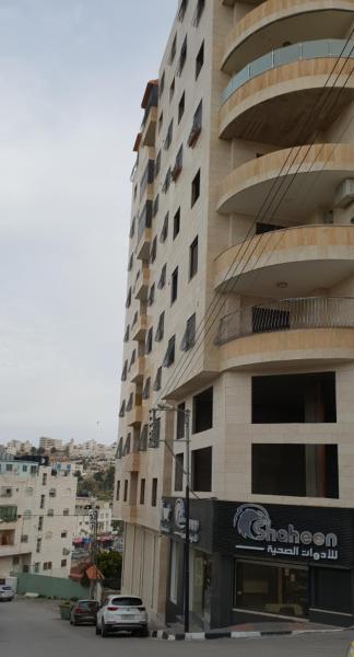 Op de foto is het object Big Appatrment in Hebron Palestine Almahawer te zien, gelegen in de stad Khirbat an Naşārá.