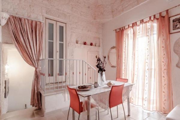 A la foto es mostra l'objecte White Stone Flats & Studios situat a la ciutat de Ostuni.