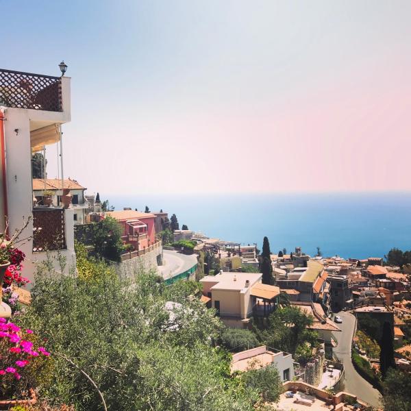 A la foto es mostra l'objecte Villa Greta Hotel Rooms & Suites situat a la ciutat de Taormina.