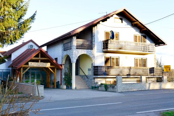 På billedet ses objektet Apartmani Miščević beliggende i byen Modruš.